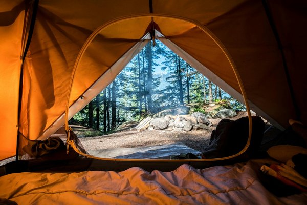 Comment organiser un itinéraire de camping pour découvrir les parcs nationaux du Canada?